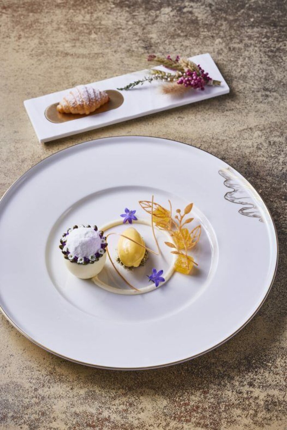 De Norge Kokkelandslagene Senior sin dessert i Chefs Table on fire i VM. De Norge Kokkelandslagene Senior sin dessert i Chefs Table on fire i VM.