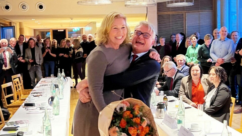 Ingunn og Johan Anstensrud i jubel etter prisutdelingen på den norske ambassaden i Berlin.