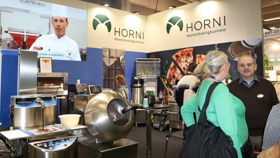 Prosjektleder og selger Frode Bakk i samtale med en kunde på Umami Arena, der Horni Baketeknikk lanserte den nye drasjeringsmaskinen Bassina fra Pomati. Prosjektleder og selger Frode Bakk i samtale med en kunde på Umami Arena, der Horni Baketeknikk lanserte den nye drasjeringsmaskinen Bassina fra Pomati.