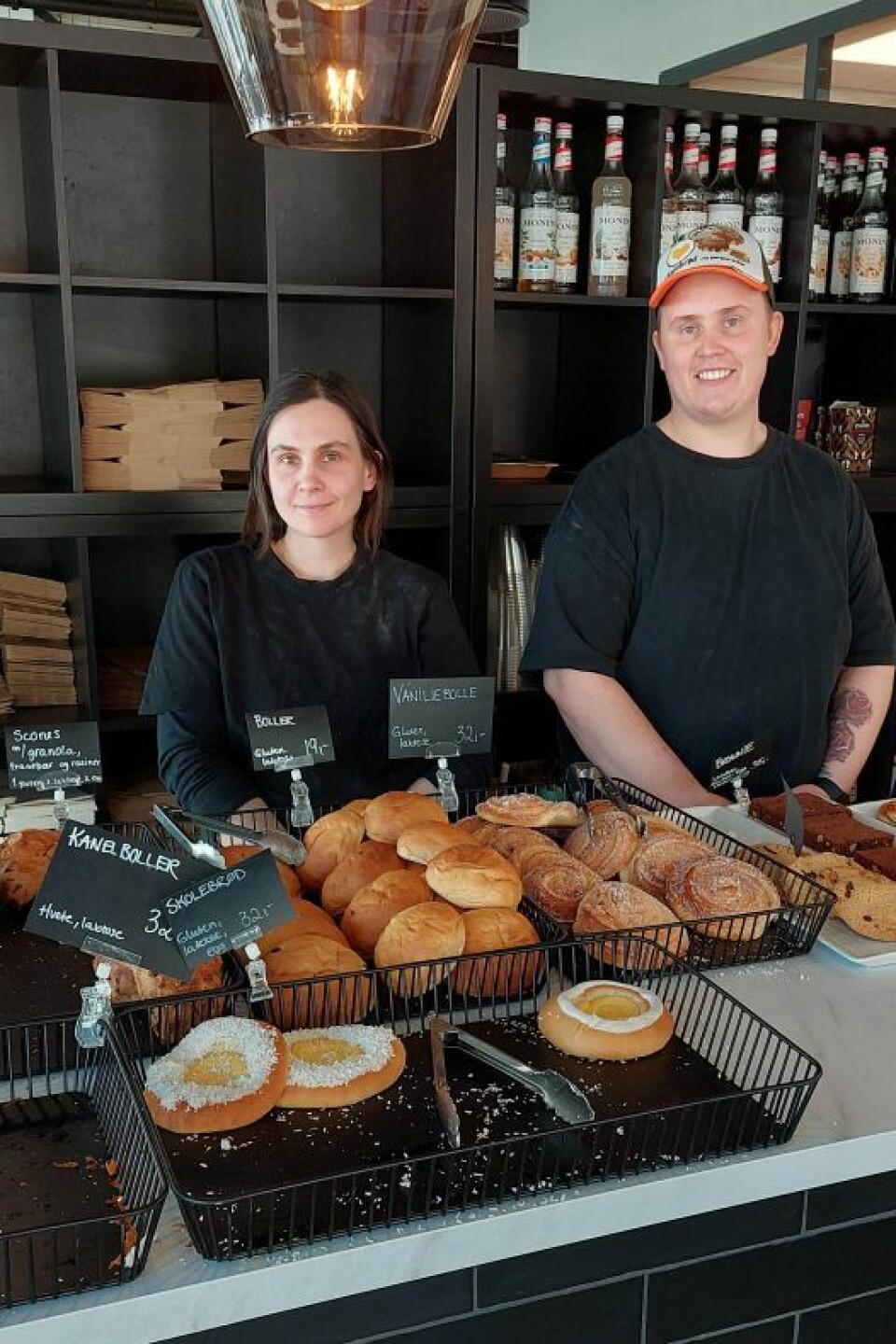 Silje Simonsen og Patrick Smedstad jobber som henholdsvis konditor og baker i nystartede Schøyens Baker & Cafe. Foto: Ivar Bakke Silje Simonsen og Patrick Smedstad jobber som henholdsvis konditor og baker i nystartede Schøyens Baker & Cafe. Foto: Ivar Bakke