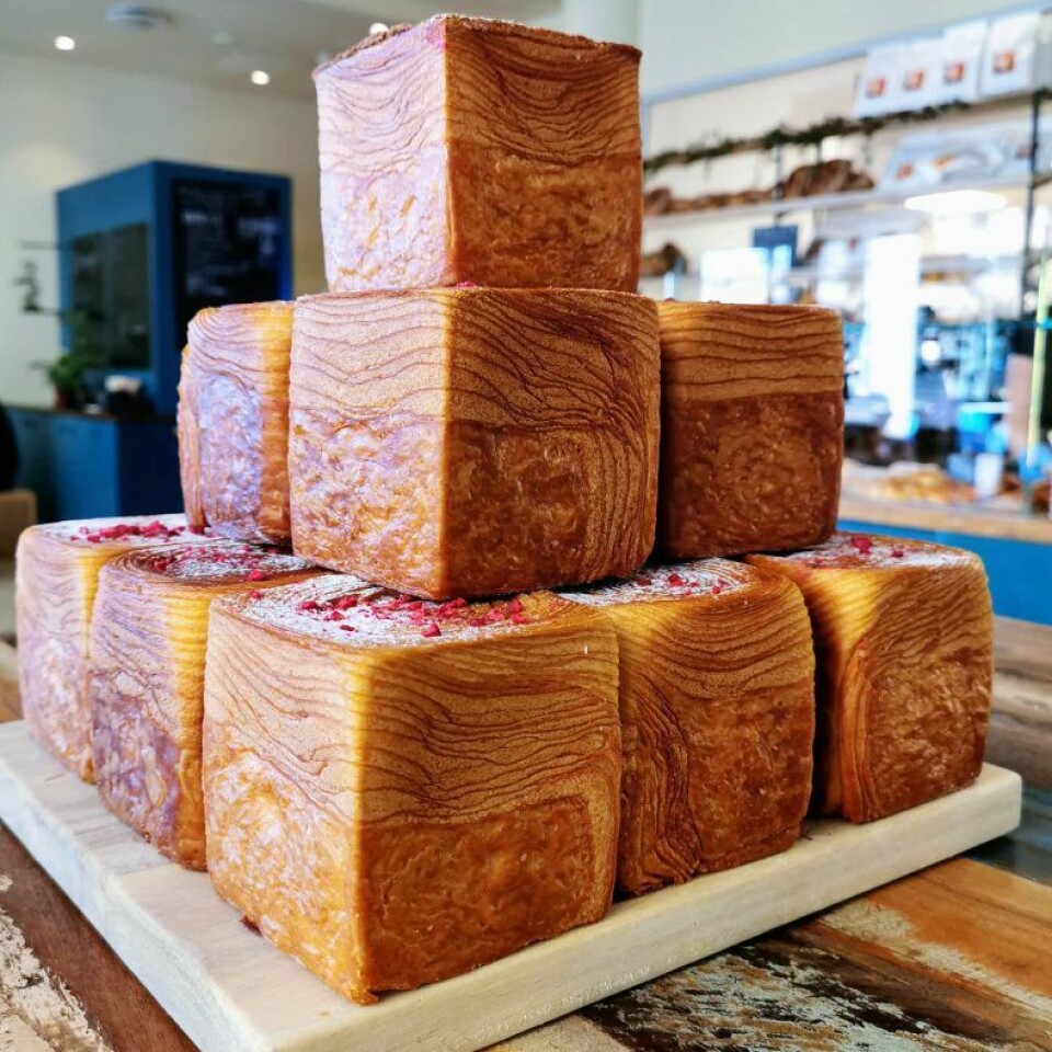 Hos Kveitemjøl baker de mellom 50 og 100 stykker Cube hver dag, og det populære bakverket blir alltid raskt utsolgt. Hos Kveitemjøl baker de mellom 50 og 100 stykker Cube hver dag, og det populære bakverket blir alltid raskt utsolgt.