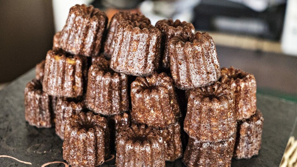 Le Cannelé Bordelais er en spesialitet fra Bordeaux som smaker karamell, vanilje og rum. Den er laget i kakeformer av kobber som gjør at det blir meget crunchy utenpå, men fremdeles smeltet innpå. Le Cannelé Bordelais er en spesialitet fra Bordeaux som smaker karamell, vanilje og rum. Den er laget i kakeformer av kobber som gjør at det blir meget crunchy utenpå, men fremdeles smeltet innpå.