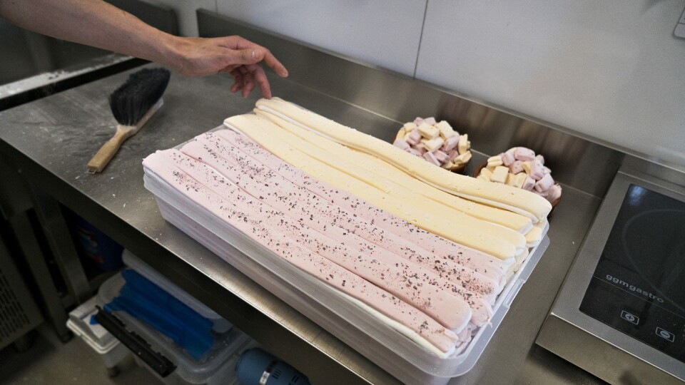 Her lages det hjemmelaget marshmallows i mange varianter, blant annet rosa og kokos, pasjonsfrukt. Her lages det hjemmelaget marshmallows i mange varianter, blant annet rosa og kokos, pasjonsfrukt.