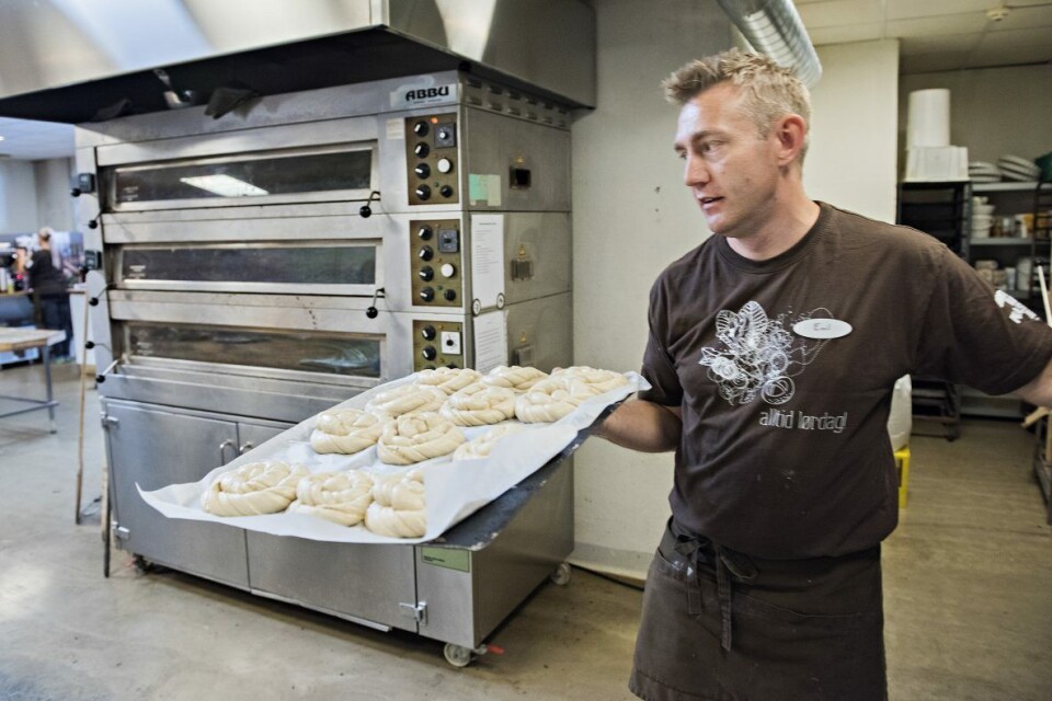 Baker ved Drømmeplassen i Kristiansand, Emil Lysø, klargjør et brett med store, saftige kanelsnurrer. Baker ved Drømmeplassen i Kristiansand, Emil Lysø, klargjør et brett med store, saftige kanelsnurrer.