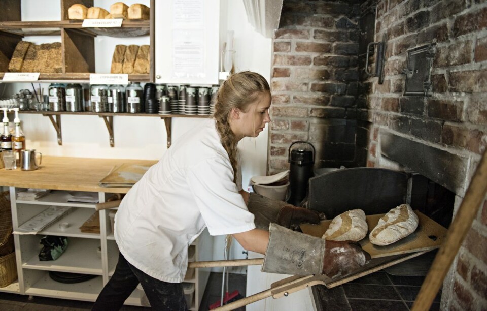 Lærling Vilde Myhren Skeid Venås (21), baker surdeigsbrød.