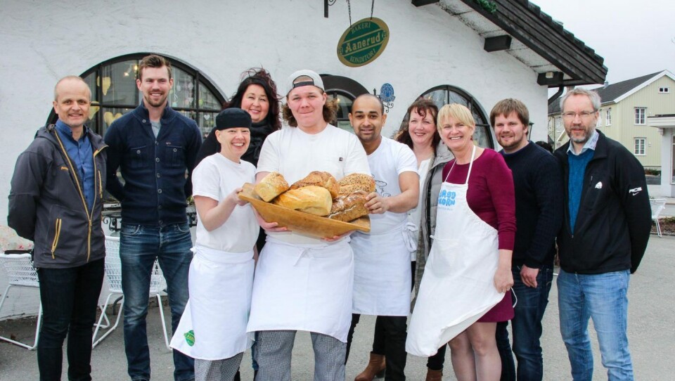 Audun Ødegård, Akershus BondelagOlav Kvarme, Nes landbrukslagGyri Lindgren, baker, Aanerud bakeriHeidi Aasli, Aanerud bakeriThomas Arend Heymans, lærling med brødkurvHerve Dijox, baker, Aanerud bakeriAnne Marie Oddlien, bonde, Fet jordbruksforeningTorunn Nordbø, Opplysningskontoret for brød og kornLars Halvor Stokstad Oserud, kornbondeKarstein Brøndbo, Norske Felleskjøp.