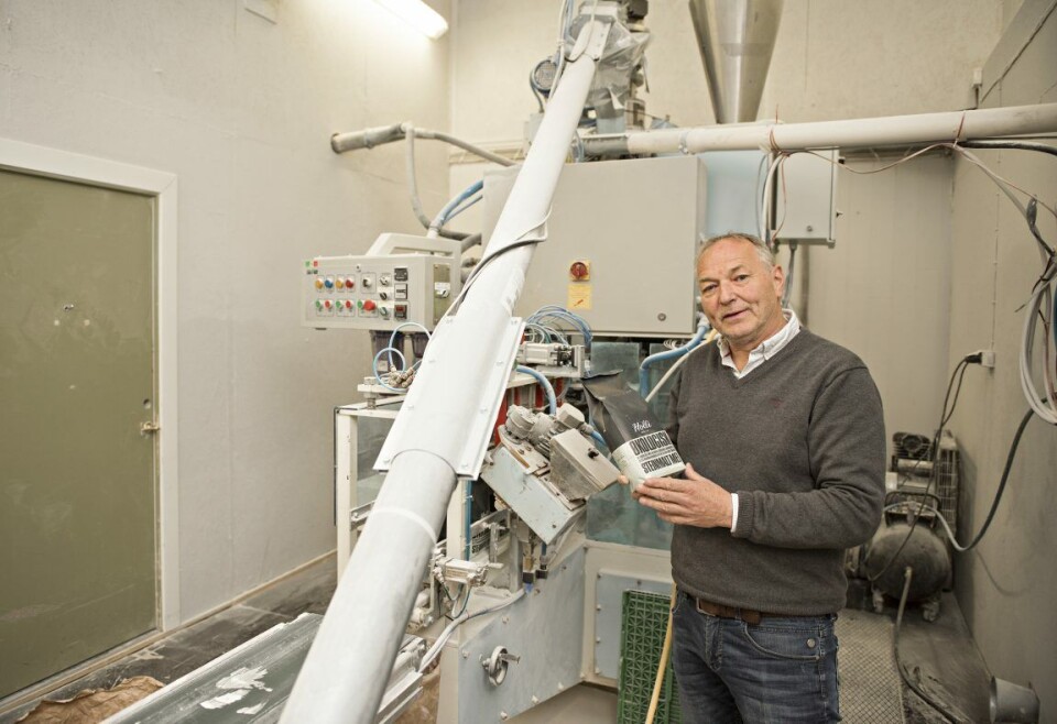 Flere og flere bakerier ønsker å bruke råvarer som Holli Mølle produserer. De venter en sterk vekst i årene som kommer. Her står Trygve Nesje ved pakkelinja på Holli Mølle.