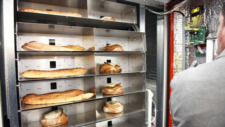 Automaten har 40 hyller og gir beskjed til bakeriet når den begynner å bli tom. Automaten har 40 hyller og gir beskjed til bakeriet når den begynner å bli tom.