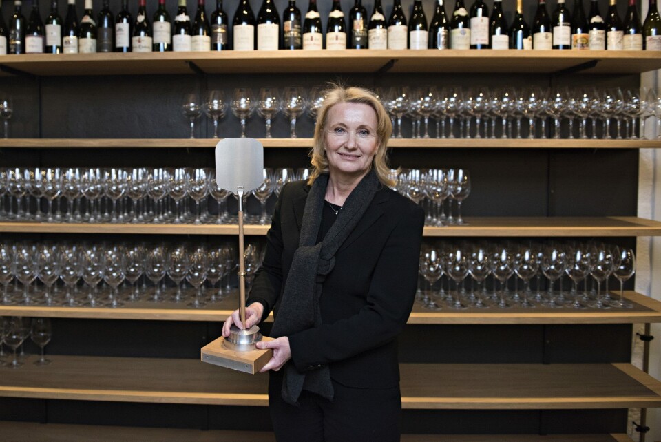 Torill Engelberg, prosjektleder i Norges varemesse, viser frem vandrepremien for NM i Pizza.