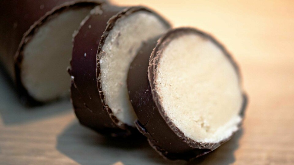 Et av signaturproduktene til Samsons er marsipanbrød trukket med Valrhona-sjokolade.