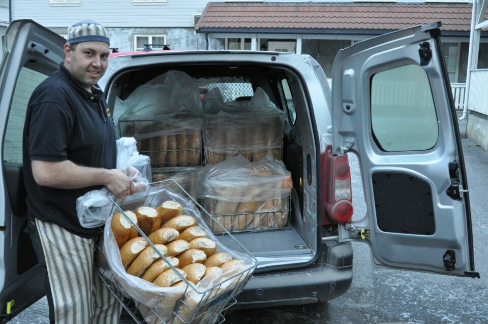 Torbjørn Vågsland leverer over fem hundre brød til flyktningemottakene.
