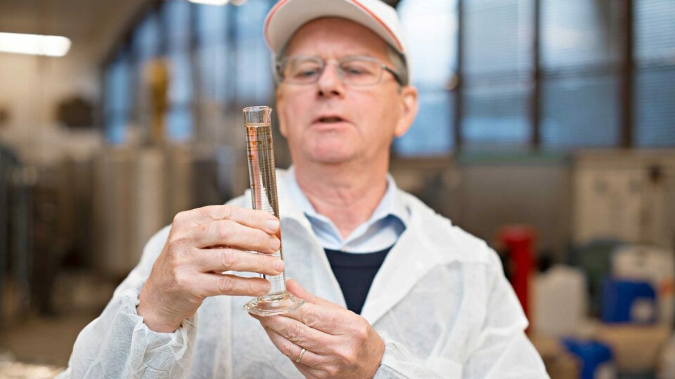Direktør Rolf Storm sjekker en egenprodusert essens for riktig farge, lukt og smak.