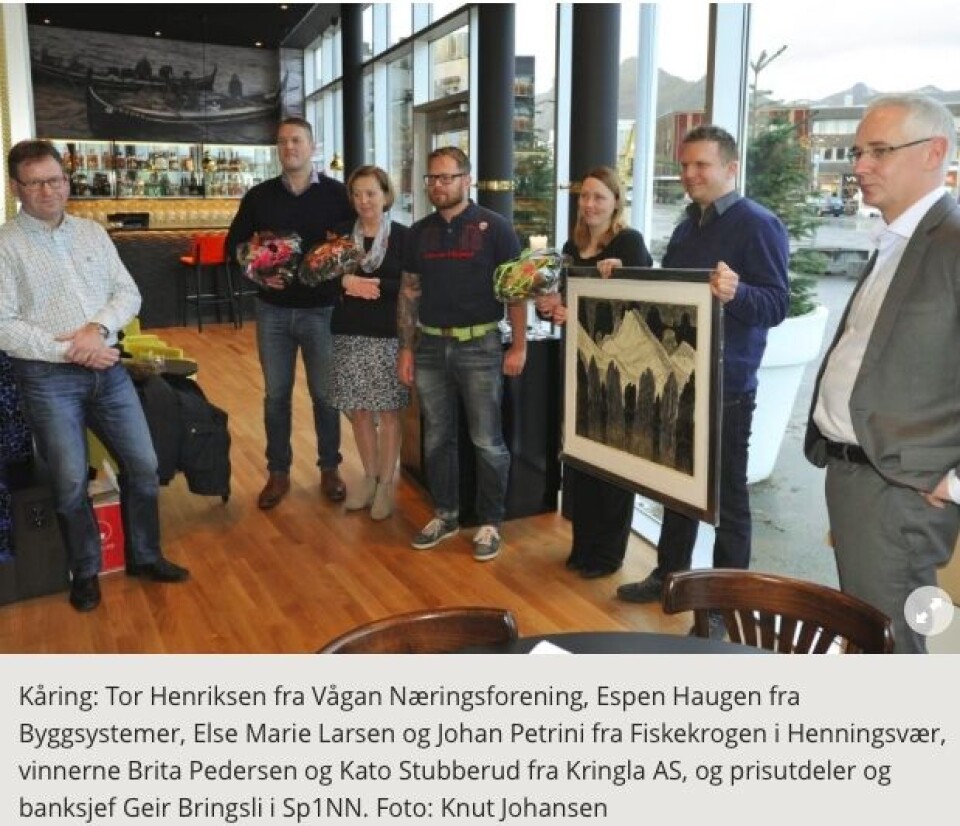 Skjermbilde fra Lofotposten. Tor Henriksen fra Vågan Næringsforening, Espen Haugen fra Byggsystemer, Else Marie Larsen og Johan Petrini fra Fiskekrogen i Henningsvær, vinnerne Brita Pedersen og Kato Stubberud fra Kringla AS, og prisutdeler og banksjef Geir Bringsli i Sp1NN.