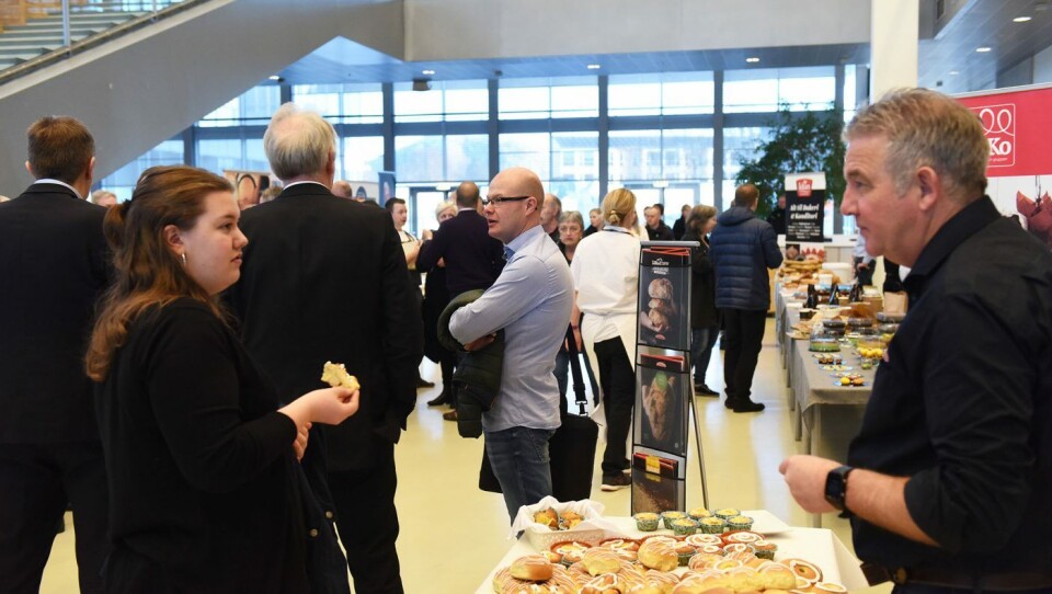 Leif Larsen (t.v.) fra Norgesmøllene var en av mange leverandører som stilte på minimessen.