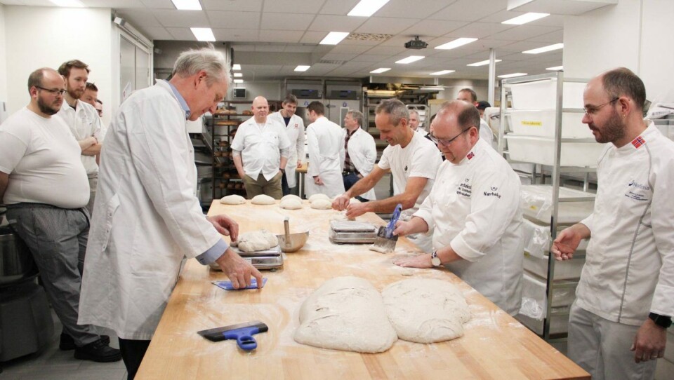 Ivrige bakere i DIn Baker har nylig hatt fagsamling med fokus på håndverket. Her er blant annet Axel Brun (t.v) og Henrik Grøtterud (t.h.) i aksjon.