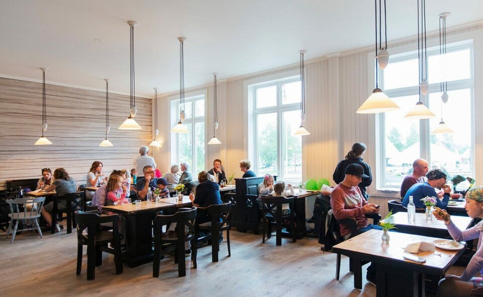 Kjøkkenhagen er et sosialt samlingssted i Hurdal, både for innbyggerne i økolandsbyen og alle andre som bor i bygda. Kjøkkenhagen er et sosialt samlingssted i Hurdal, både for innbyggerne i økolandsbyen og alle andre som bor i bygda.