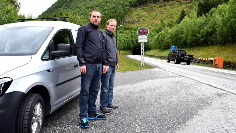 For bakerne Vidar Tømmerstøl og Eivind Berge er det ikke aktuelt å vente flere timer på kolonnekjøring hver natt. De mener det må komme en nattferje mellom Folkestad og Volda mens tunnelen er stengt. For bakerne Vidar Tømmerstøl og Eivind Berge er det ikke aktuelt å vente flere timer på kolonnekjøring hver natt. De mener det må komme en nattferje mellom Folkestad og Volda mens tunnelen er stengt.