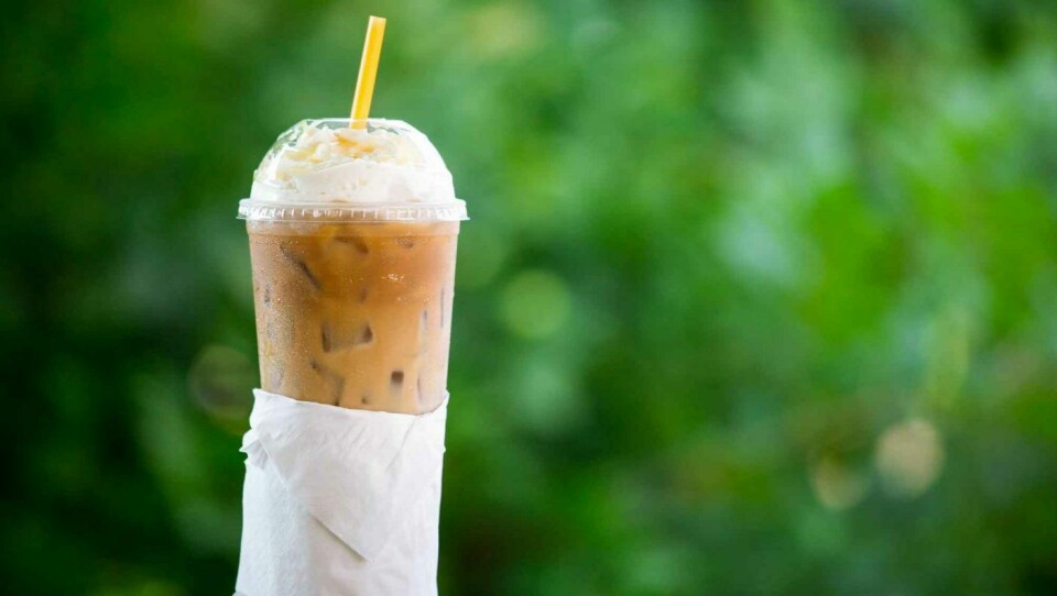 Flere bakeri- og kaffekjeder prøver nå å finne alternativer til sugerør i plast.