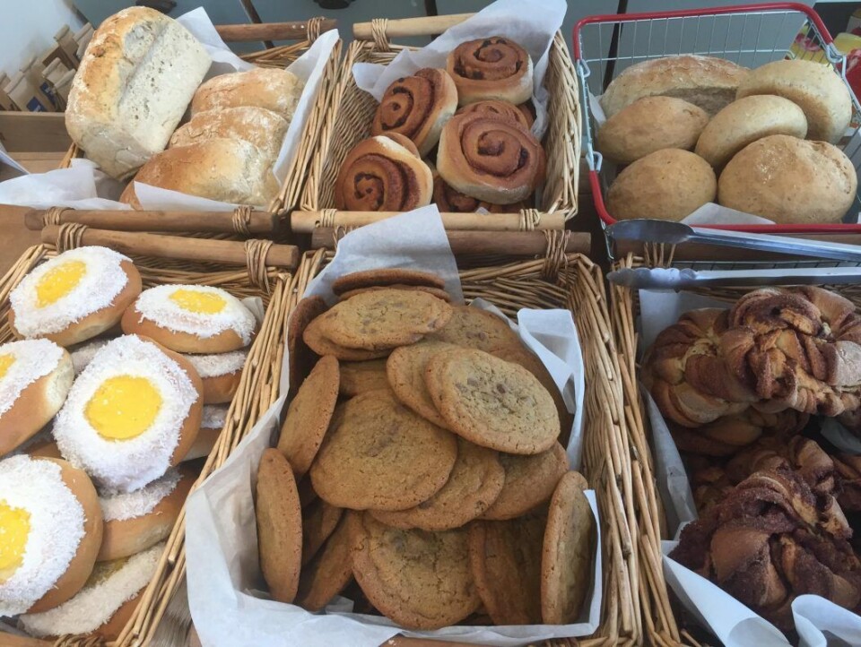 Janniche baker rundt 30 brød og 100 boller hver morgen. — Lærdalsbrødet blir alltid utsolgt, forteller hun. Janniche baker rundt 30 brød og 100 boller hver morgen. — Lærdalsbrødet blir alltid utsolgt, forteller hun.