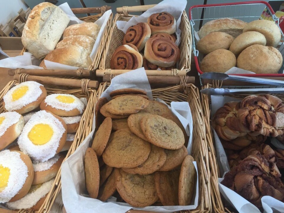 Janniche baker rundt 30 brød og 100 boller hver morgen. — Lærdalsbrødet blir alltid utsolgt, forteller hun.