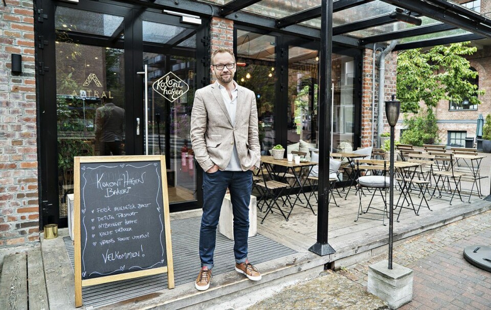 Gründer i Kolonihagen, Jon-Frede Engdahl foran bakeriet og utsalget på Lilleborg i Oslo.