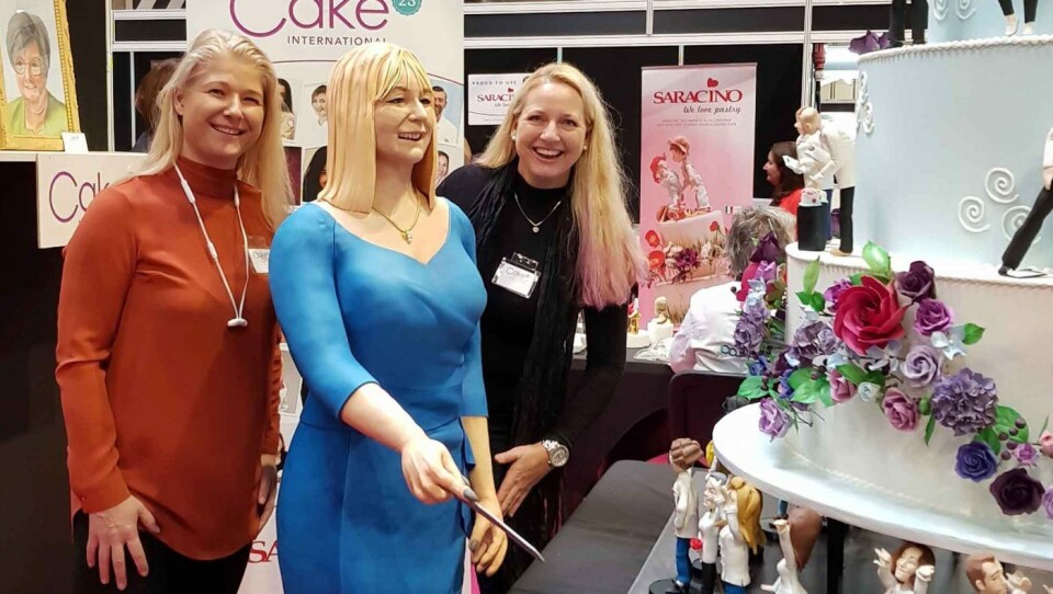 Kate Kippersund (t.h.) var i år på Cake International for åttende gang, mens hennes partner Elisabeth Vikøren (t.v.) besøkte messen for første gang. (Hun i midten er en kake!)