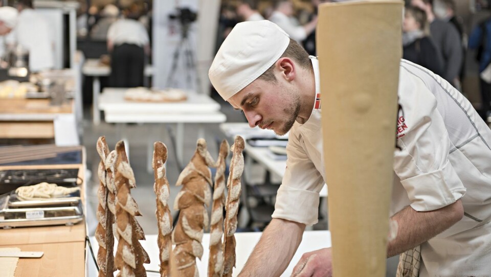 Jonathan Burt fra Tollboden Bakeri i Flekkefjord konkurrerer om å bli Norgesmester i baking. Jonathan Burt fra Tollboden Bakeri i Flekkefjord konkurrerer om å bli Norgesmester i baking.