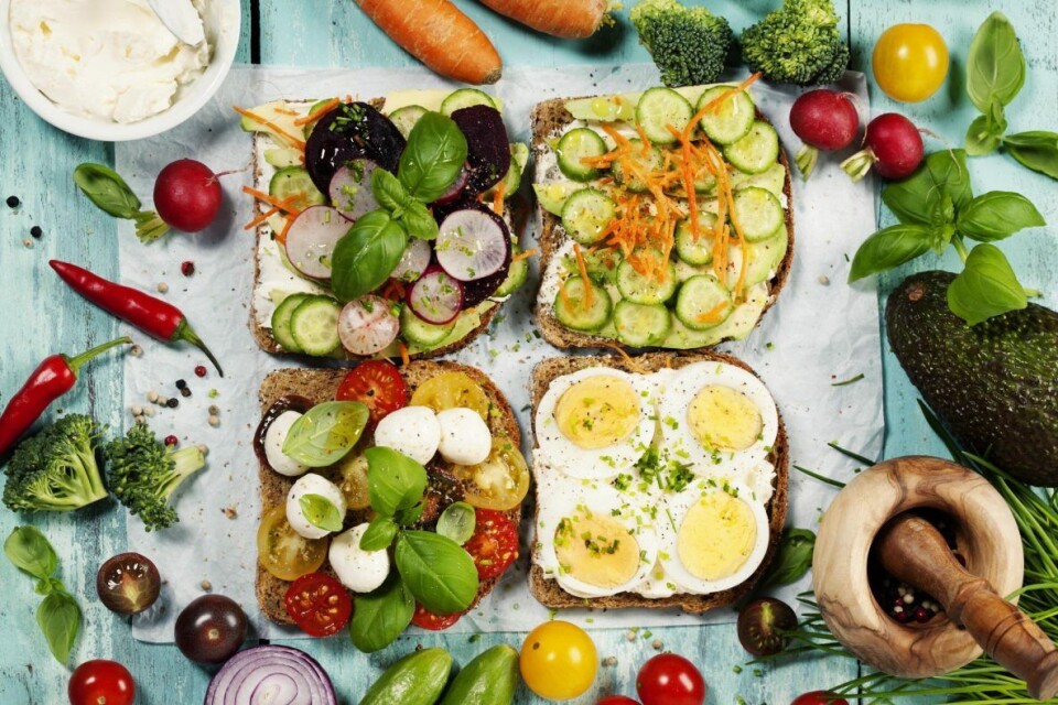 I tiden fremover vil forbrukerne etterspørre sunnere, mer varierte og mer gourmet-inspirerte mat-i-farta-produkter. Så hvorfor ikke slå et slag for grovt brød med spennende pålegg? I tiden fremover vil forbrukerne etterspørre sunnere, mer varierte og mer gourmet-inspirerte mat-i-farta-produkter. Så hvorfor ikke slå et slag for grovt brød med spennende pålegg?