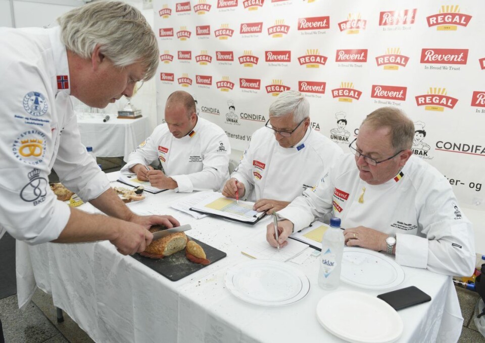 Assistentdommer Gunnar Solberg fra Baker Hansen serverer dommerpanelet smaksprøver på et norsk surdeigsbrød.
