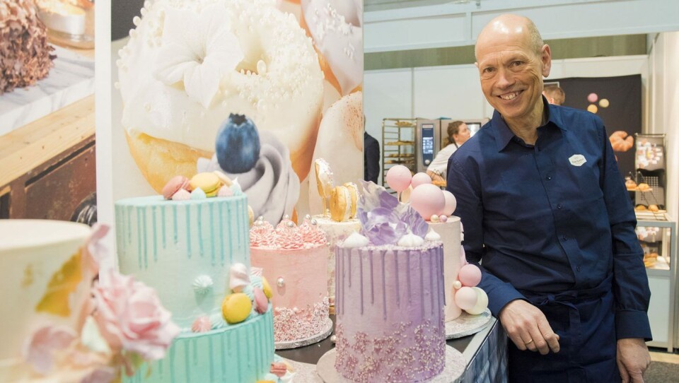 Per Otto Nedrelid i Nærbakst opplever stor interesse for de nye kakene på SMAK og snart er de i produksjon i deres nye bakeri på Tranby. Per Otto Nedrelid i Nærbakst opplever stor interesse for de nye kakene på SMAK og snart er de i produksjon i deres nye bakeri på Tranby.