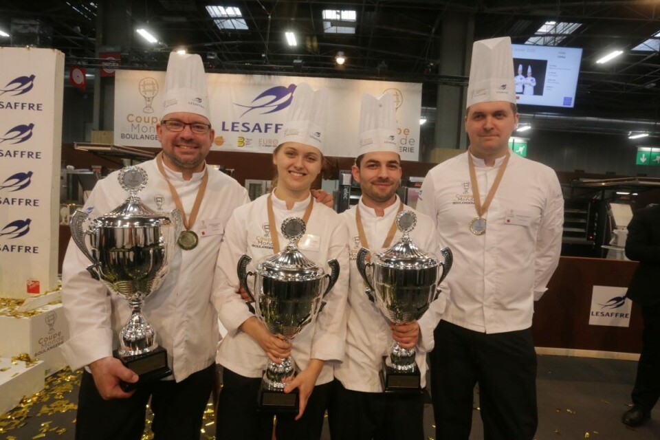 Mikkel Hansen (f.v.), Siri Pallesen og Asger Hansen sikret Danmark en suveren tredjeplass i Coupe du Monde de la Boulangerie 2020. Til høyre lagets trener Kasper Hansen.