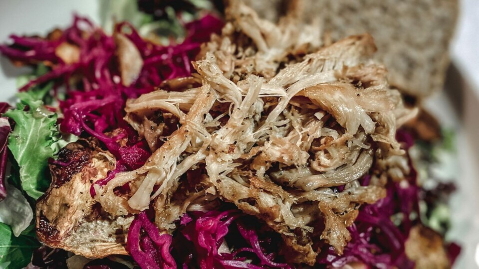 Kyllingsalat servert med grovt brød fra Edgars – litt mere. Kyllingsalat servert med grovt brød fra Edgars – litt mere.