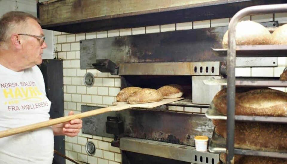 Hans Ragnar Valebjørg i Austbygde Bakeri steker brød i en massiv herteovn fra 1947. Nå inviterer han andre inn for å videreføre bakeriet i fremtiden.
