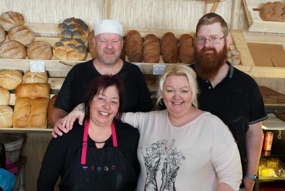 Det skal være litt forskjell på brødene fra dag til dag, mener Jan Roger Pettersen (til venstre bak), som driver bakeriet sammen med Jane Halvorsen (foran til venstre), Linda Melissa Pettersen og Anders Højd.