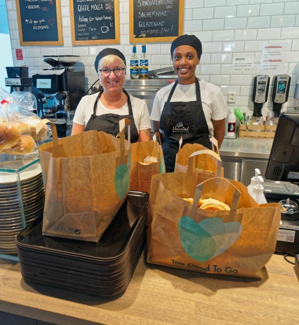 Linda Mikalsen og Hearmela Brhane har gjort klar dagens Too Good To Go-poser på Hamstads nyeste bakericafé, i Rørvik.