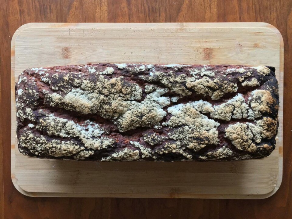 Brød av svedjerug med solsikkekjerner og linfrø – et av de mange økologiske surdeigsbrødene som Våg Surdeigsbakeri lager.