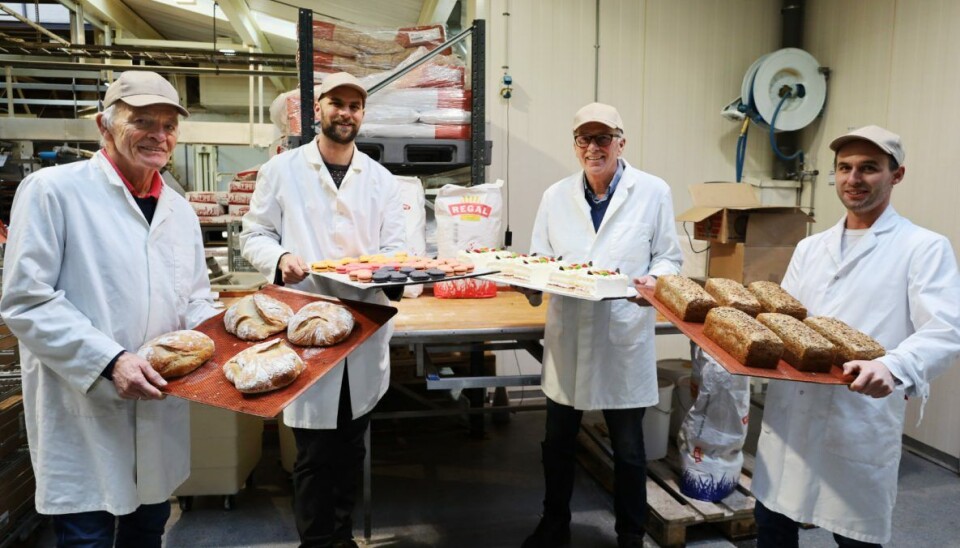 Generasjonsskifte: I 2022 overlot Terje (til venstre) og Eigil (nummer tre fra venstre) familiebedriften Nøtterø Bakeri & Konditori til Eigils sønn Christoffer (nummer to fra venstre) og Terjes sønn Henrik (til høyre). Alle med etternavn Næss.