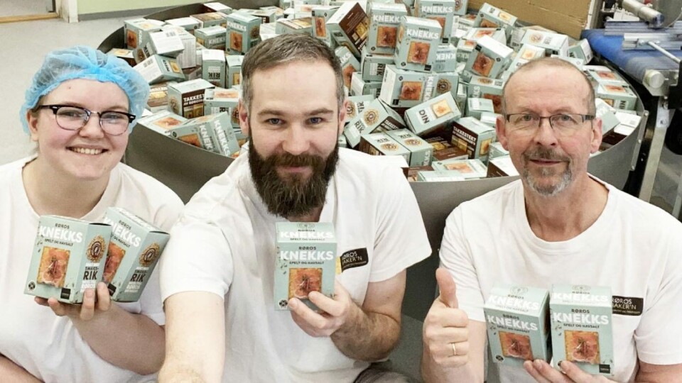 Fornøyde ansatte fra produksjonen hos Rørosbaker‘n. Fra venstre Sofie Monsen, Michael Narjord og Rolf Knutsen.