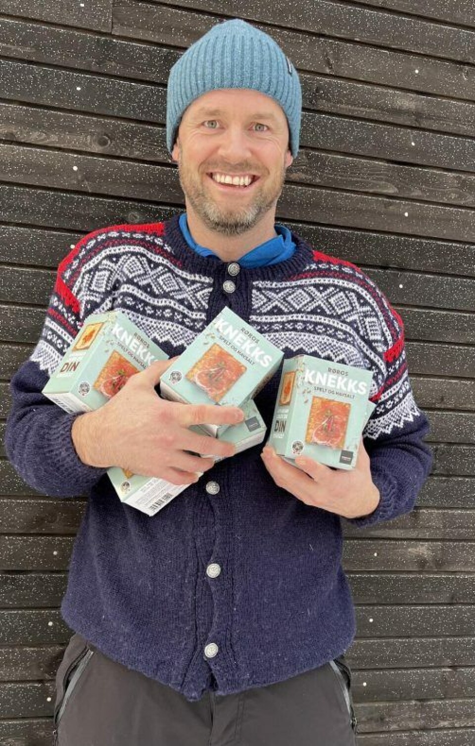 Daglig leder i Rørosbaker‘n gleder seg over at Knekks med spelt og havsalt ble kåret til Norges beste produkt i kategorien bakst i 2021. Daglig leder i Rørosbaker‘n gleder seg over at Knekks med spelt og havsalt ble kåret til Norges beste produkt i kategorien bakst i 2021.