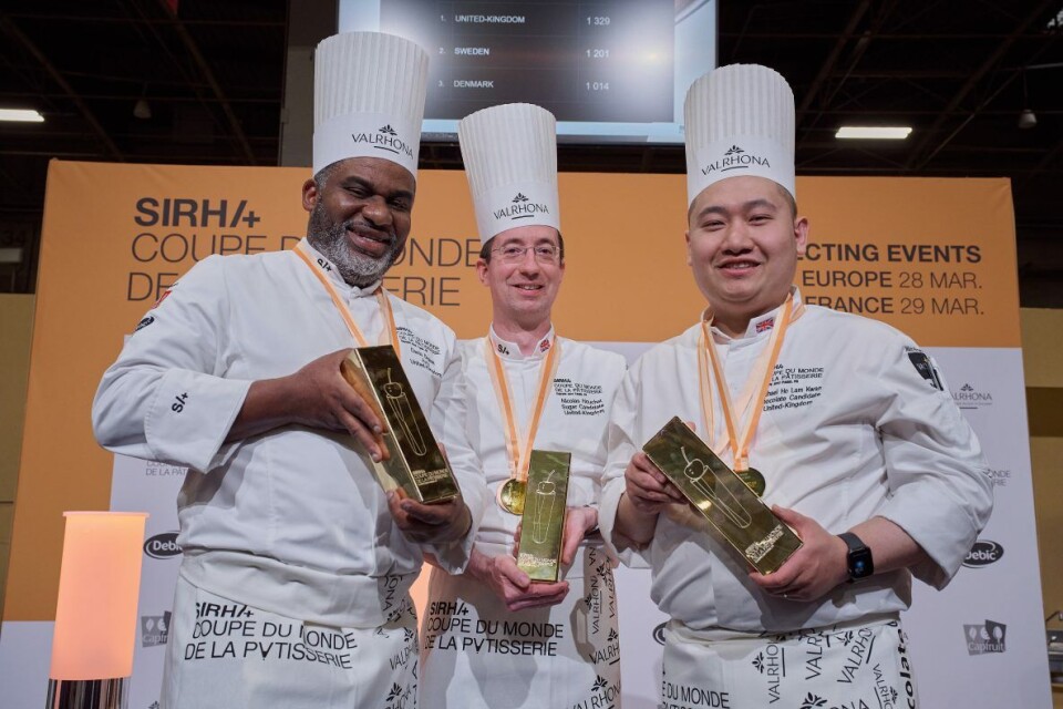 Det britiske laget bestående av Denis Dramé (dommer f.v.), Michael Ho Lam Kwan (sjokolade) og Nicolas Houchet (sukker) tok gull i European Pastry Cup 2022. Det britiske laget bestående av Denis Dramé (dommer f.v.), Michael Ho Lam Kwan (sjokolade) og Nicolas Houchet (sukker) tok gull i European Pastry Cup 2022.