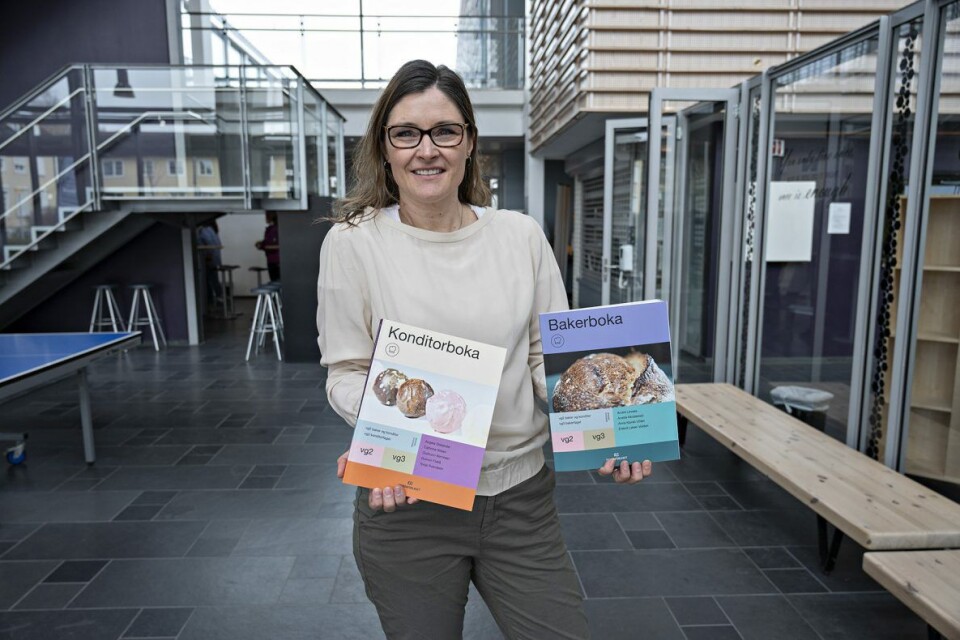 Ingvild Sommer i Fagbokforlaget presenterte de nye lærebøkene i bakerfaget og konditorfaget. Ingvild Sommer i Fagbokforlaget presenterte de nye lærebøkene i bakerfaget og konditorfaget.