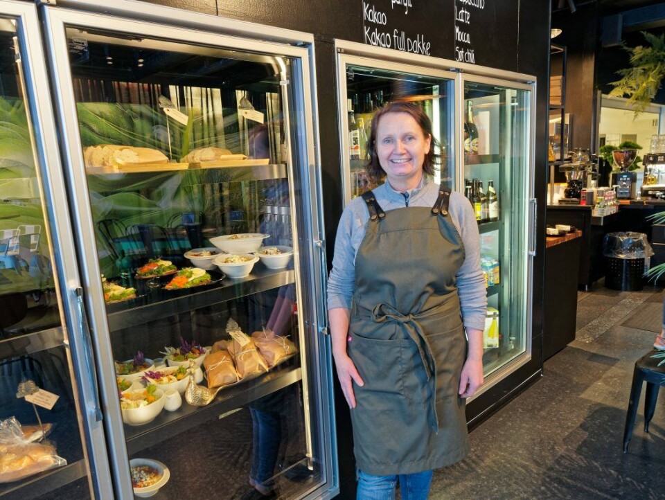 Kjølerommet til blomsterbutikken er blitt utstillingsvindu for godsakene fra Hos Olga – det gir en presentasjon litt utenom det vanlige, og det var gode penger å spare i et år med begrensede muligheter til å få inn gjester.