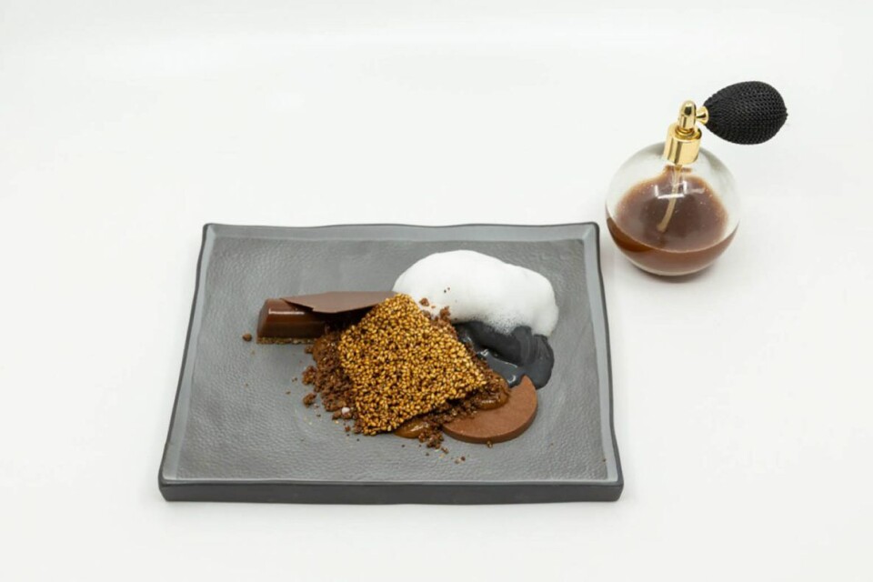 Denne desserten lagde Jared Chuah da han vant den nordiske finalen i Valrhona C3 i 2019. Desserten er inspirert av orkanen Maria som traff Karibien for noen år siden. Den består av Bahibe sjokolade: mousse, gele, cremeux og ganache. Strøsselet er laget av stekt bahibssjokolade og sesam. Desserten inneholder også svart sesam, bambus-coulis og kalk- og romskum. Bordservering med en parfymespray av brent kakao tilsatt dominikansk rom. Denne desserten lagde Jared Chuah da han vant den nordiske finalen i Valrhona C3 i 2019. Desserten er inspirert av orkanen Maria som traff Karibien for noen år siden. Den består av Bahibe sjokolade: mousse, gele, cremeux og ganache. Strøsselet er laget av stekt bahibssjokolade og sesam. Desserten inneholder også svart sesam, bambus-coulis og kalk- og romskum. Bordservering med en parfymespray av brent kakao tilsatt dominikansk rom.