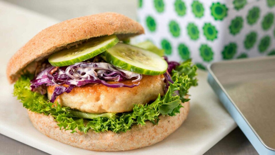 Fiskeburger med coleslaw i grovt brød er typisk sunn mat i farta. Foto: brodogkorn.no