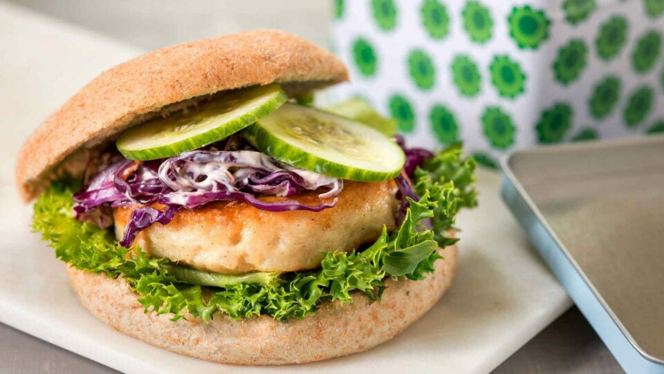 Fiskeburger med coleslaw i grovt brød er typisk sunn mat i farta. Foto: brodogkorn.no Fiskeburger med coleslaw i grovt brød er typisk sunn mat i farta. Foto: brodogkorn.no