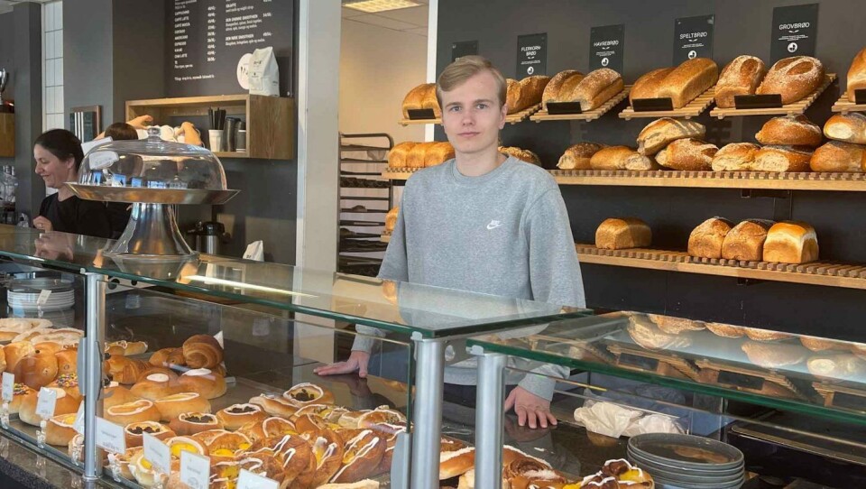 Ruben Taklo skal på sikt ta over driften av Majas Bakeri i Larvik. Nå har han tatt et skreddersydd fagbrev i salg og service.