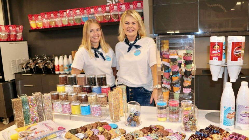 Næringsmiddelteknolog Kristin Østby-Berge (t.v.) jobber ved Iduns fabrikk i Rakkestad og har vært med på å utvikle den nye pepperkaketoppingen. Trude Stokkebekk (t.h.) jobber i Bako og Nic, som er Skandinavias ledende merkevare innen iskremtilbehør. Næringsmiddelteknolog Kristin Østby-Berge (t.v.) jobber ved Iduns fabrikk i Rakkestad og har vært med på å utvikle den nye pepperkaketoppingen. Trude Stokkebekk (t.h.) jobber i Bako og Nic, som er Skandinavias ledende merkevare innen iskremtilbehør.