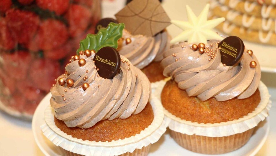 Julemuffins pyntet med kuler i bronse, som altså er det ny gullet etter at fargestoffet titandioksid er blitt forbudt. Julemuffins pyntet med kuler i bronse, som altså er det ny gullet etter at fargestoffet titandioksid er blitt forbudt.