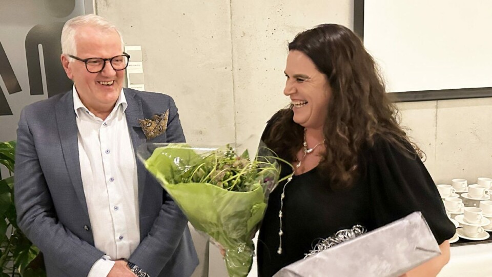 Geir Voll fikk velfortjent heder for sin innsats i lauget i Rogaland. Dagens leder Gunvor Fiskå overrakte gave og blomster.