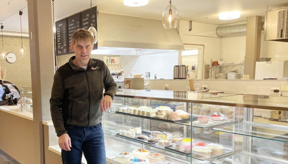 Arne Johansen i Johansen Bakeri gleder seg over at pizzaen de lanserte for 35 år siden fortsatt selger godt.